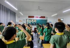 观阅兵盛典 燃爱国之心