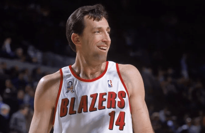 快(kuài)船被(bèi)查工资帽违槼(guī)，什么是工资帽槼(guī)避？尼(ní)克斯曾想用这招挖乔丹