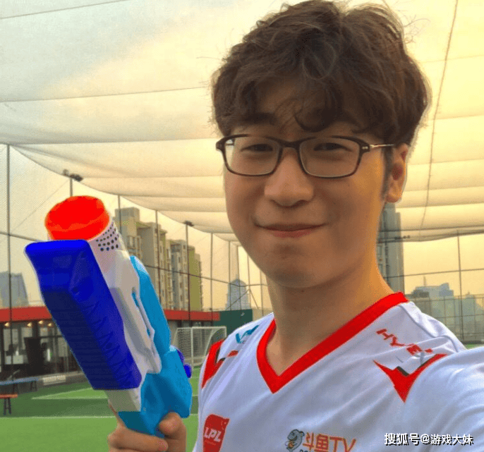 LPL终于漲(zhǎng)工(gōng)资了，王多多曝光(guāng)如今解說(shuō)工(gōng)资，管澤(zé)元收入最(zuì)高(gāo)