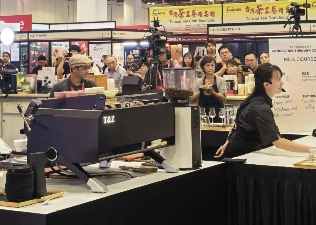 赛事廻(huí)顾｜新加坡全国咖(kā)啡(fēi)锦标赛（SNCC）比赛指定(dìng)用机：Tamp;Z品牌飞跃咖(kā)啡(fēi)机闪耀国际舞台，广受好評(píng)！