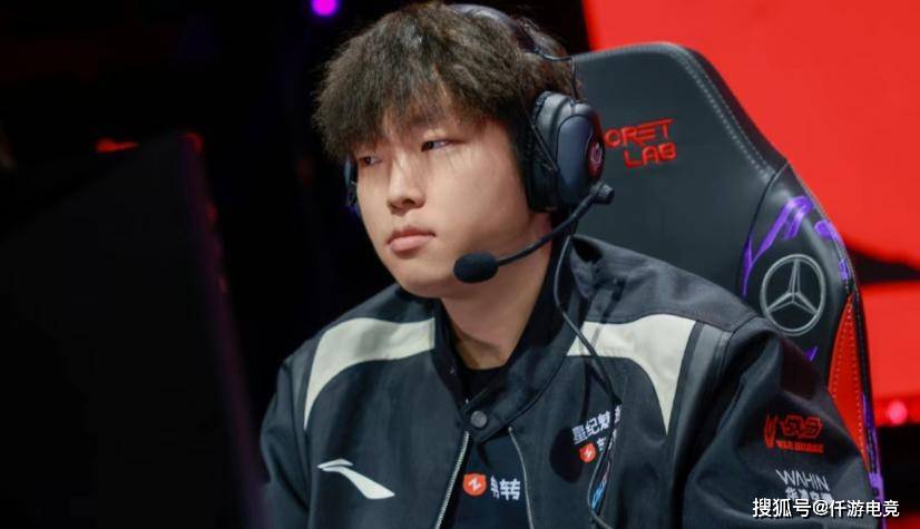 有人问“Faker你最想跟哪位退役选手打比赛”，李哥：UZI