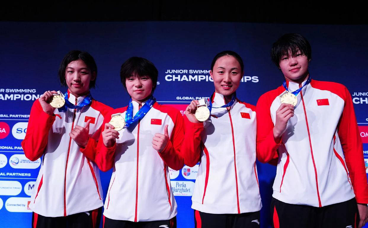 中国游泳新秀崭露头角，两位年轻选手夺得八枚金牌