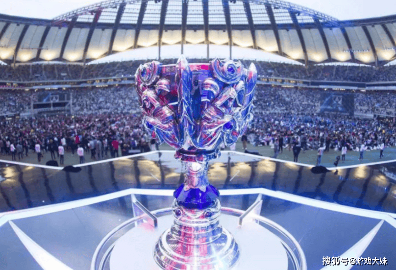 G2战队来得太早了,拳头还没准备训练地,被拍到在天津网吧里训练