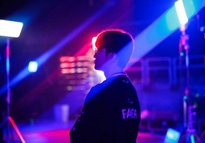 电竞世界杯LOL最后的希(xī)望!AL能(néng)否(fǒu)复仇T1,成功(gōng)杀入决赛?