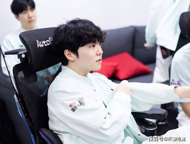 LOL：TheShy透(tòu)露退(tuì)役(yì)时間(jiān)，想跟Rookie打到退(tuì)役(yì)