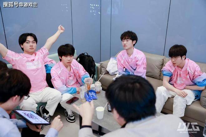 英雄联盟(méng)S15世界賽(sài)晋级分析，十(shí)二支确定名额，只有LPL打(dǎ)冒泡賽(sài)